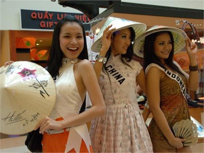 Hoa hậu Thùy Lâm, thí sinh đến từ Trung Quốc và Indonesia với nón lá Việt Nam tại Miss Universal 2008.